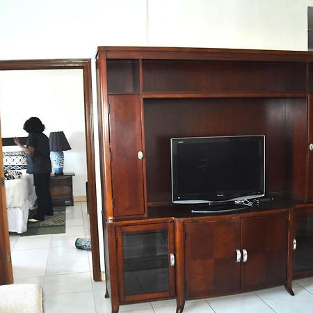 Embassy Deluxe Apartment Kingston Bagian luar foto