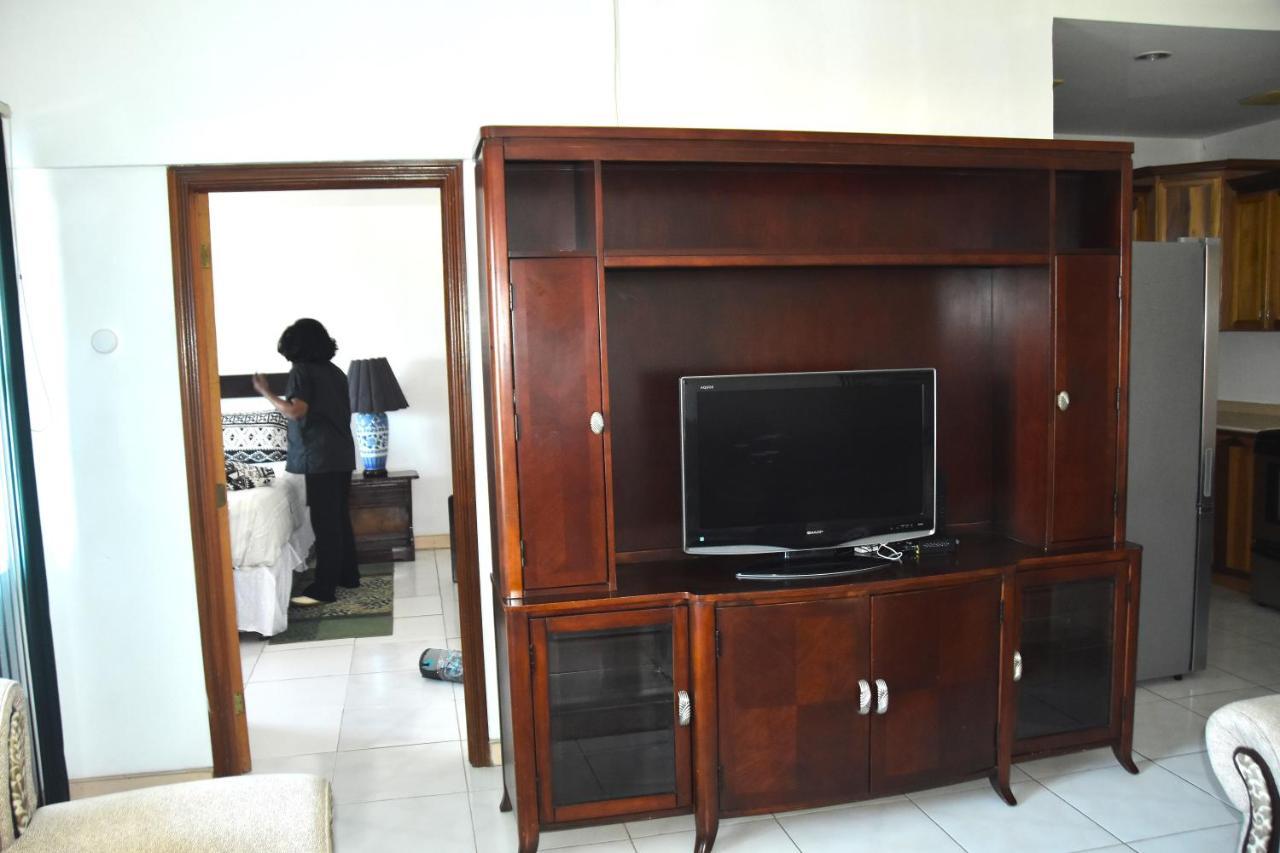 Embassy Deluxe Apartment Kingston Bagian luar foto