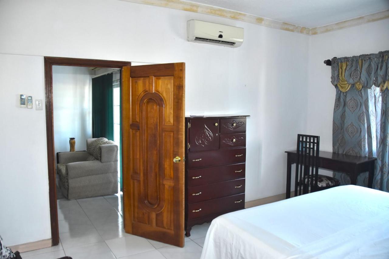 Embassy Deluxe Apartment Kingston Bagian luar foto