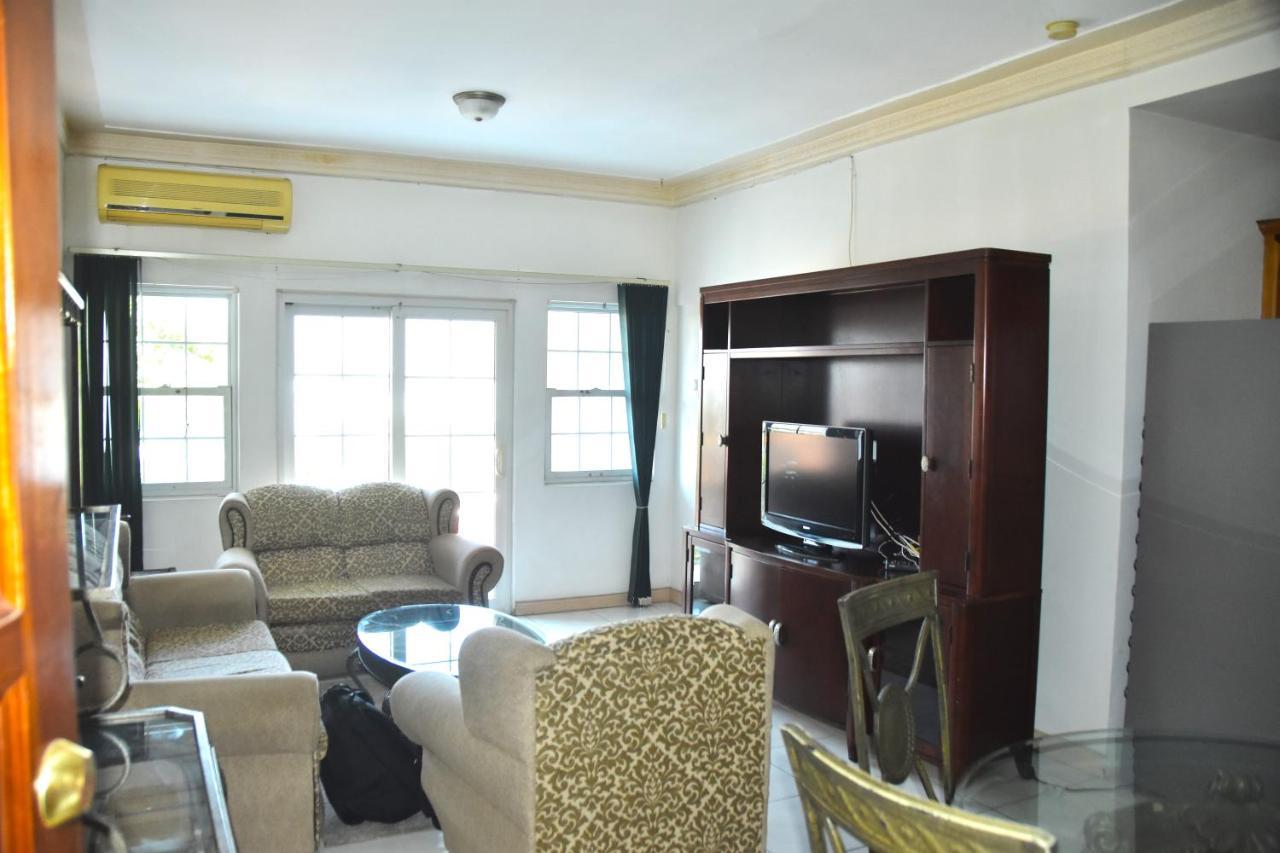Embassy Deluxe Apartment Kingston Bagian luar foto