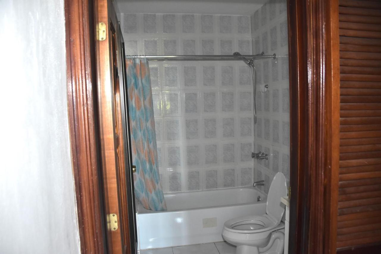 Embassy Deluxe Apartment Kingston Bagian luar foto