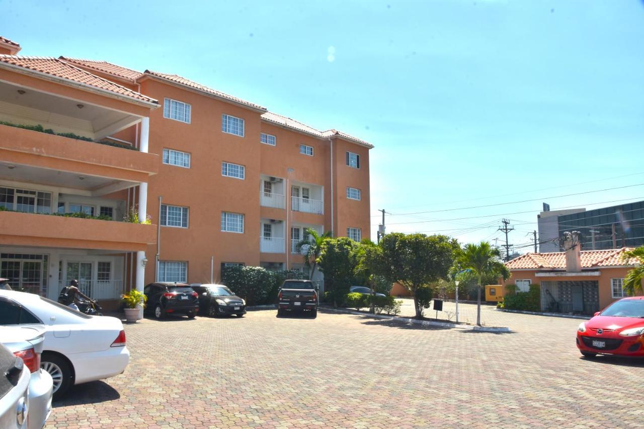 Embassy Deluxe Apartment Kingston Bagian luar foto