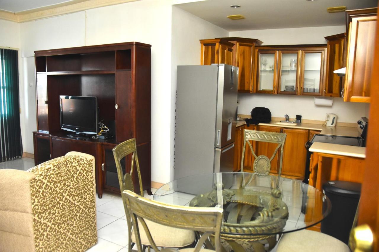 Embassy Deluxe Apartment Kingston Bagian luar foto