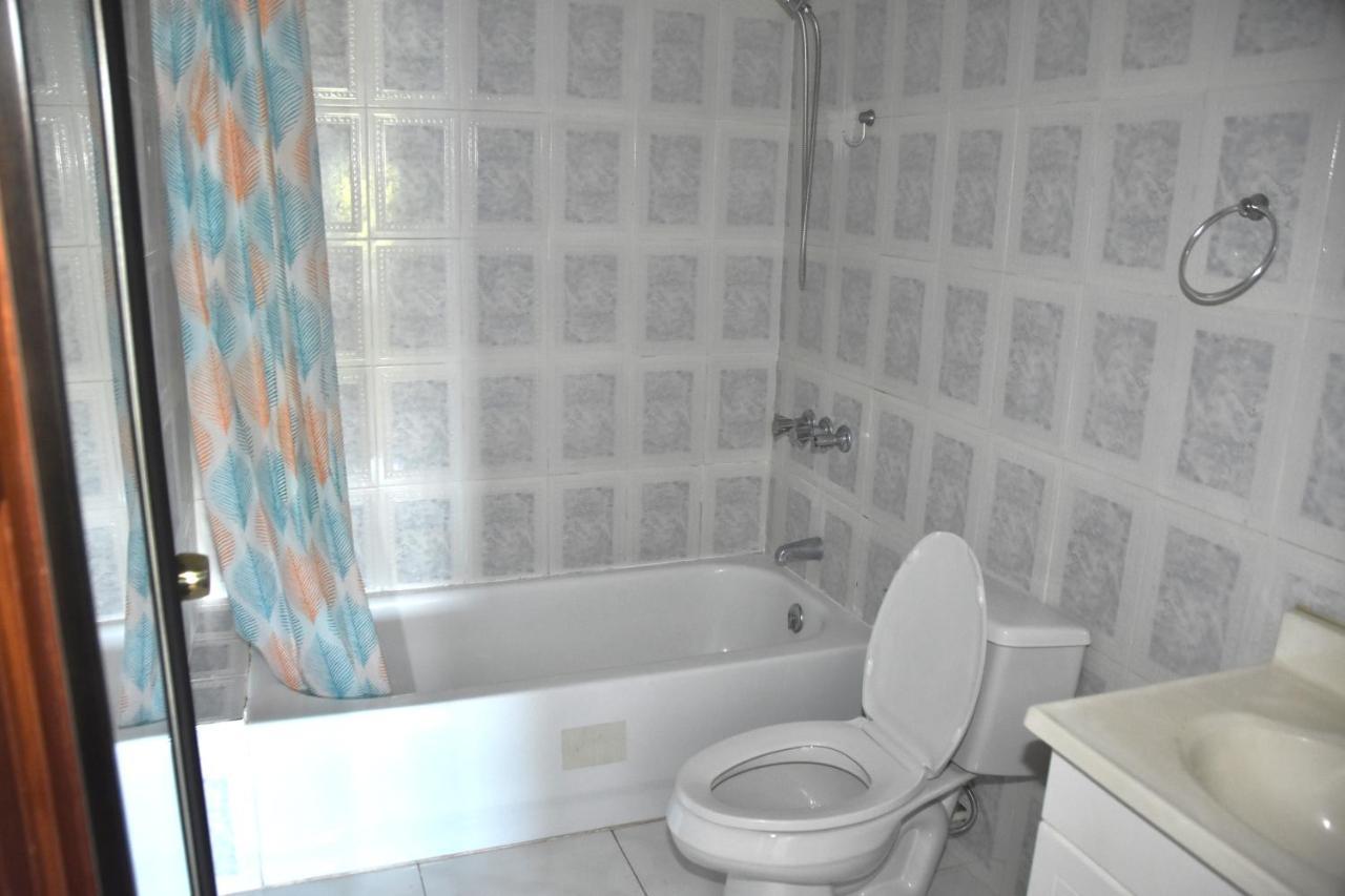 Embassy Deluxe Apartment Kingston Bagian luar foto